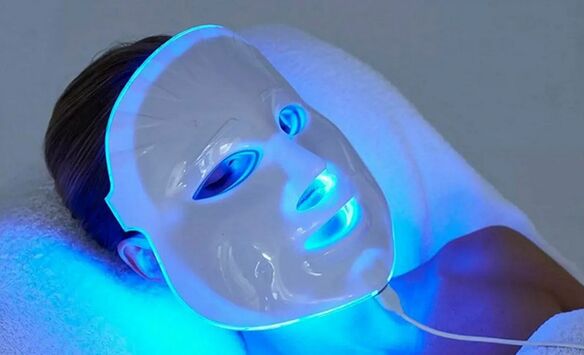 LED light therapy treatment to combat age-related changes in the facial skin
