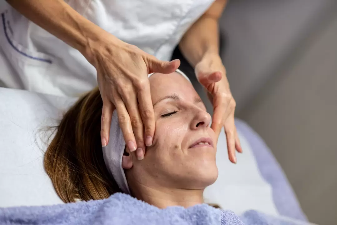The beautician determines which hardware rejuvenation technique to use based on the condition of the skin. 