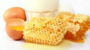 egg - honey mask to rejuvenate the facial skin